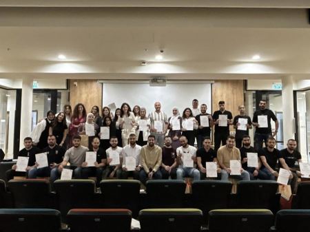 بنك هبوعليم يقوم بتوزيع المنح الدراسية على طلاب اكاديميين 